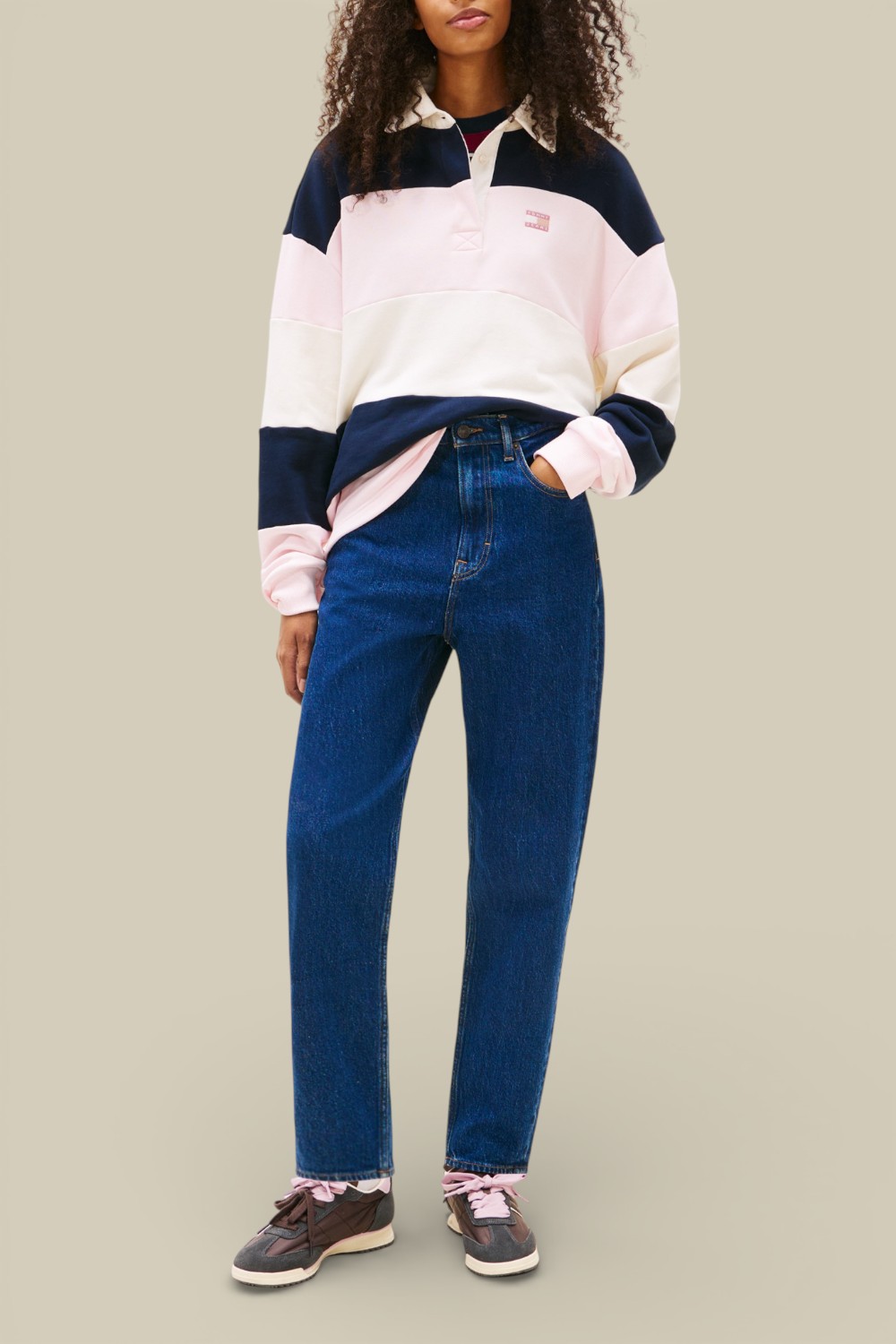 תמונת כל הלוק של מכנסי ג'ינס בגזרה ישרה